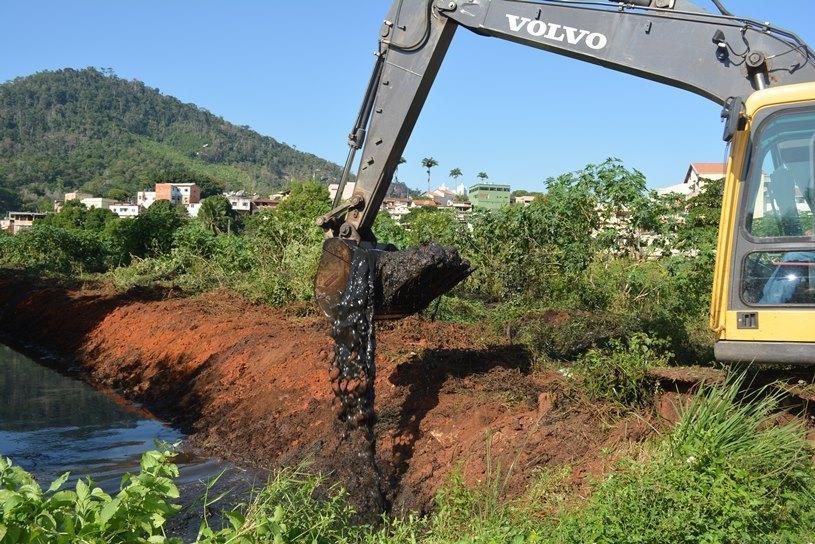 Córrego de Viana Sede recebe limpeza