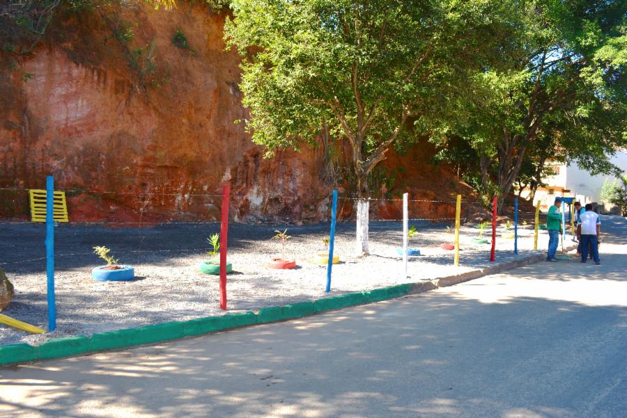 Serviços Urbanos transforma ponto viciado de lixo em jardim