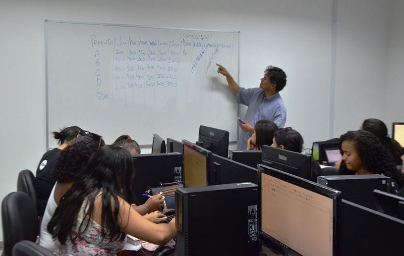 Turma do curso de 'Informática e documentos de escritório'  iniciam aula prática