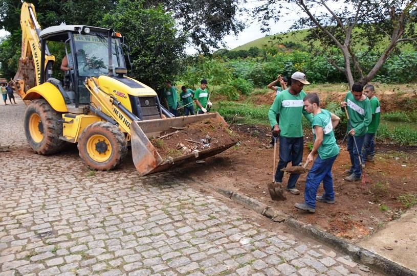 Córrego de Santo Agostinho recebe limpeza