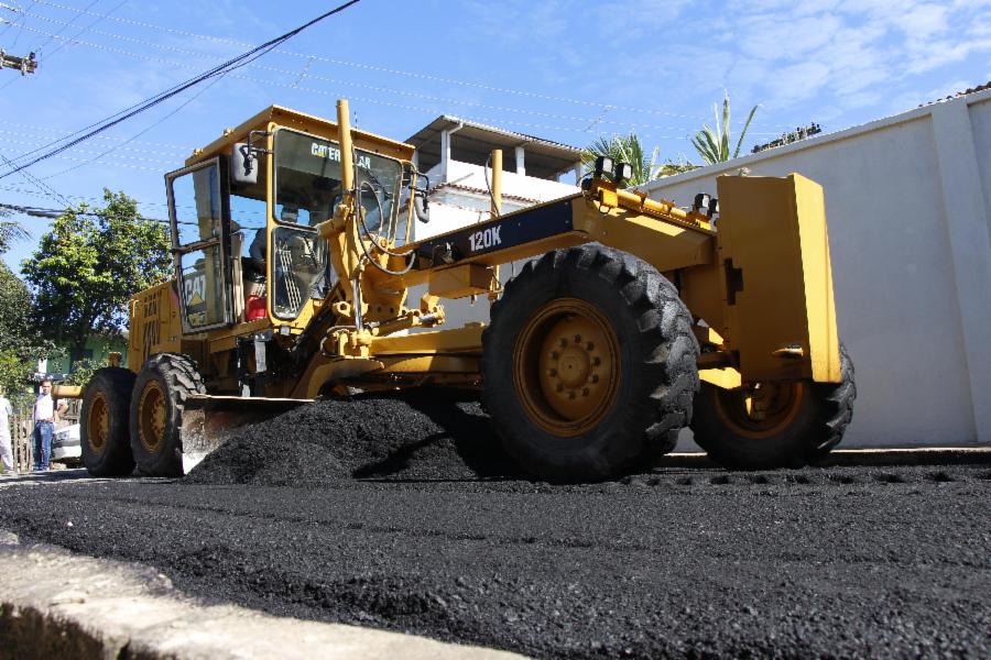 Rua Boa Sorte recebe primeira camada de asfalto