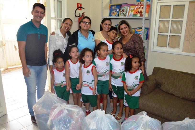 CMEI Lourdes Maria faz doação de agasalhos para a CAP