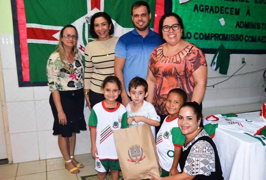 Escolas de Ensino Fundamental Gislene e Soteco recebem uniformes