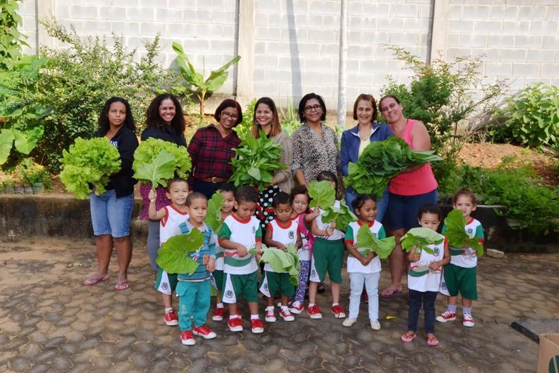 Uma colheita do bem: alunos doam verduras e legumes da horta escolar para famílias carentes