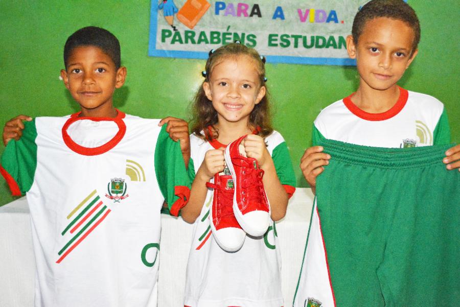 Mais de mil kits de uniforme são entregues somente na quinta (03)