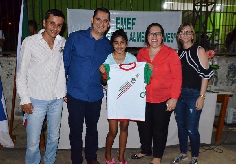 Mais de 2 mil alunos recebem os novos uniformes