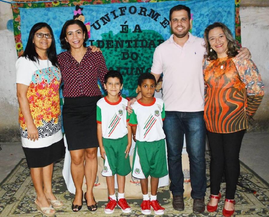 Alunos da EMEF João Paulo Sobrinho e Euzélio Lyrio recebem novos uniformes