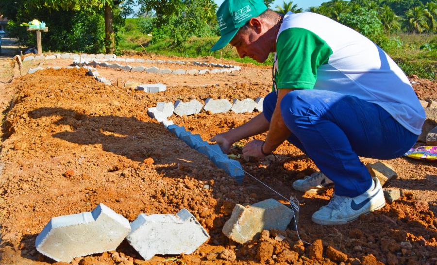 Alunos de jardinagem revitalizam margens de rio durante aula prática