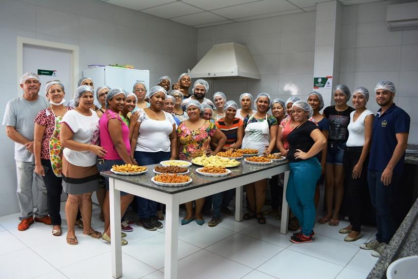 Turma finaliza curso de salgados para festa