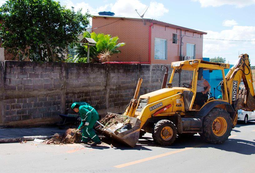 Morro do Quartel recebe limpeza durante mutirão do 'Cidade Linda é Cidade Limpa'