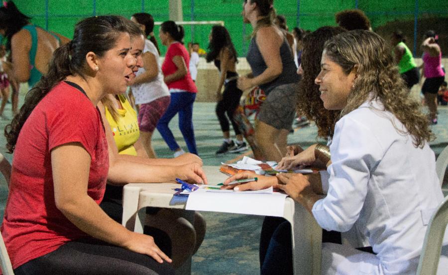 Nutricionista leva dicas de vida saudável antes das aulas de zumba