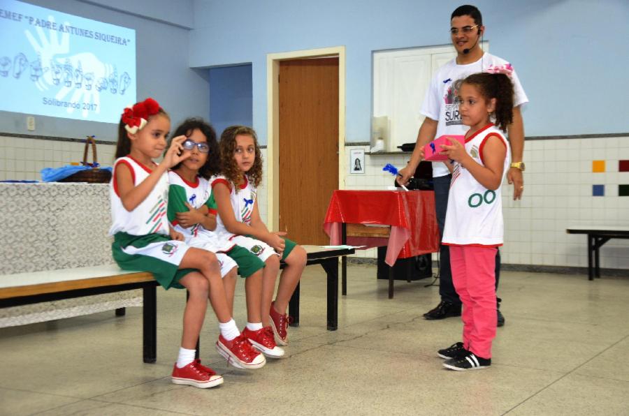 Gincana de soletração em Libras promove inclusão em escola da rede municipal