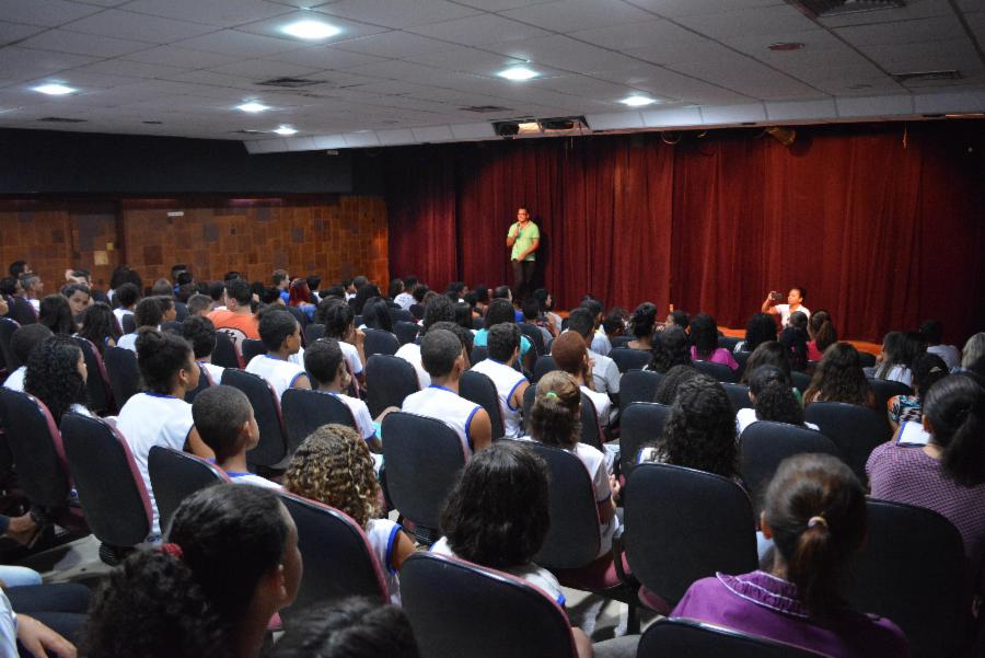 Alunos de escola estadual apresentam peças teatrais em Viana