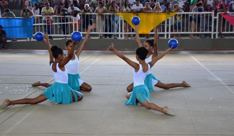 Talentos de Viana da Ginástica Rítmica se apresentam durante festival