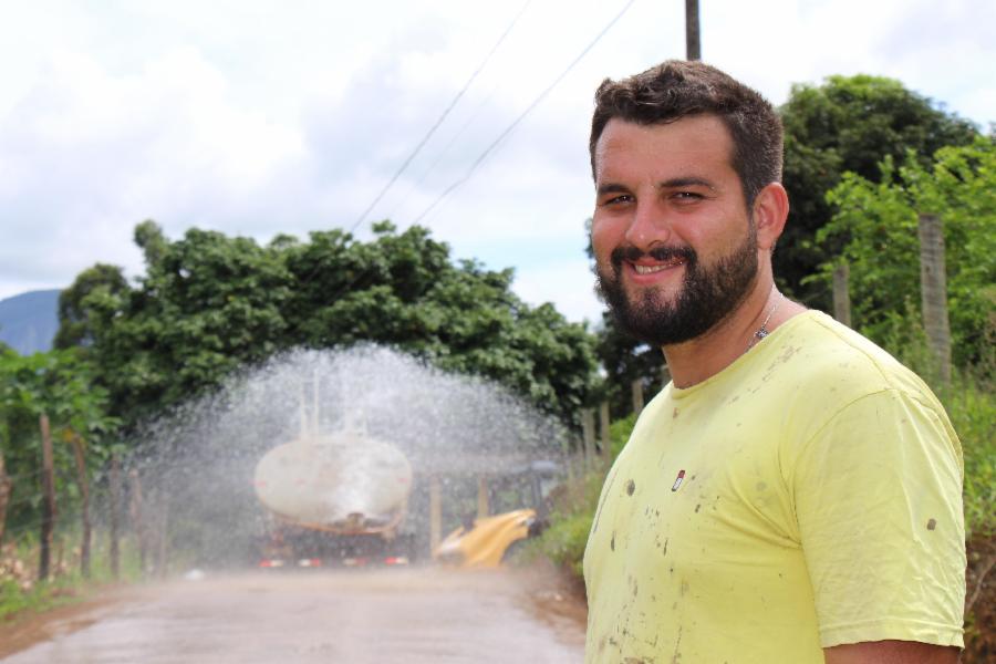 Melhorias em estrada ajudam produtor rural de Piapitangui