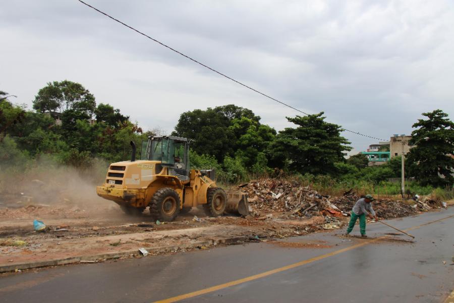 Prefeitura faz limpeza para eliminar ponto viciado de lixo em Marcílio de Noronha