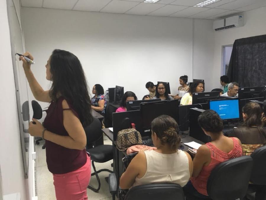 Curso de Informática Avançada prepara alunos para o mercado de trabalho