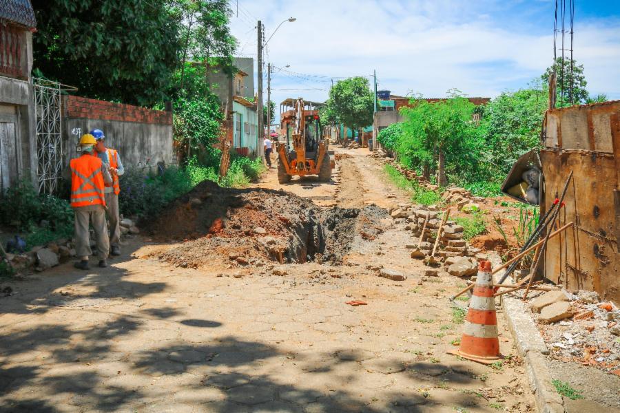 Começam as obras de esgotamento sanitário na rua Tancredo de Almeida Neves