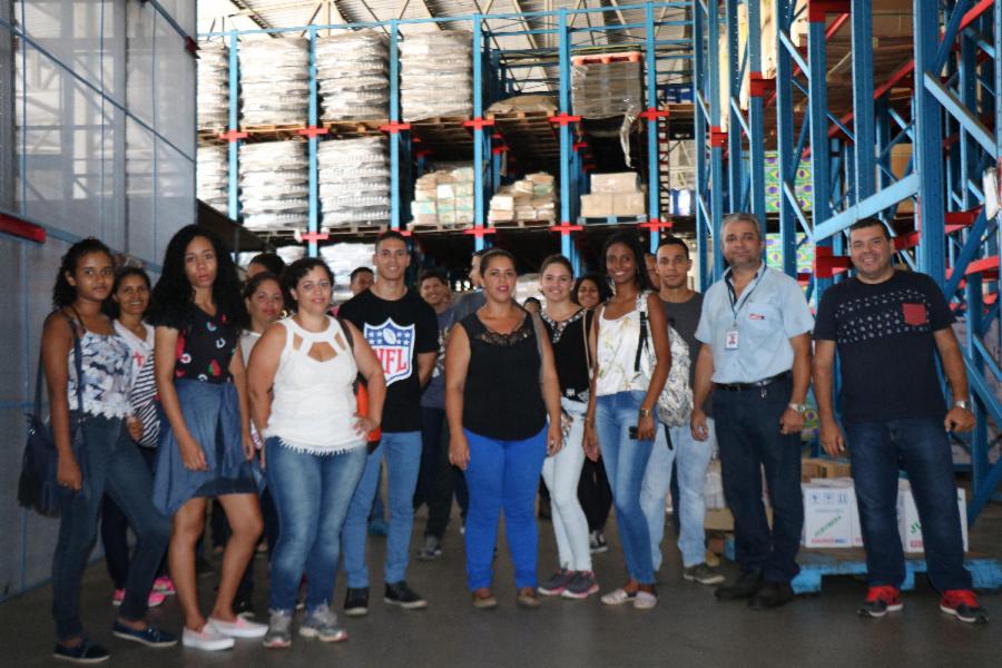 Alunos de Almoxarife do Gerar participam de aula prática durante visita a fábrica de bebidas