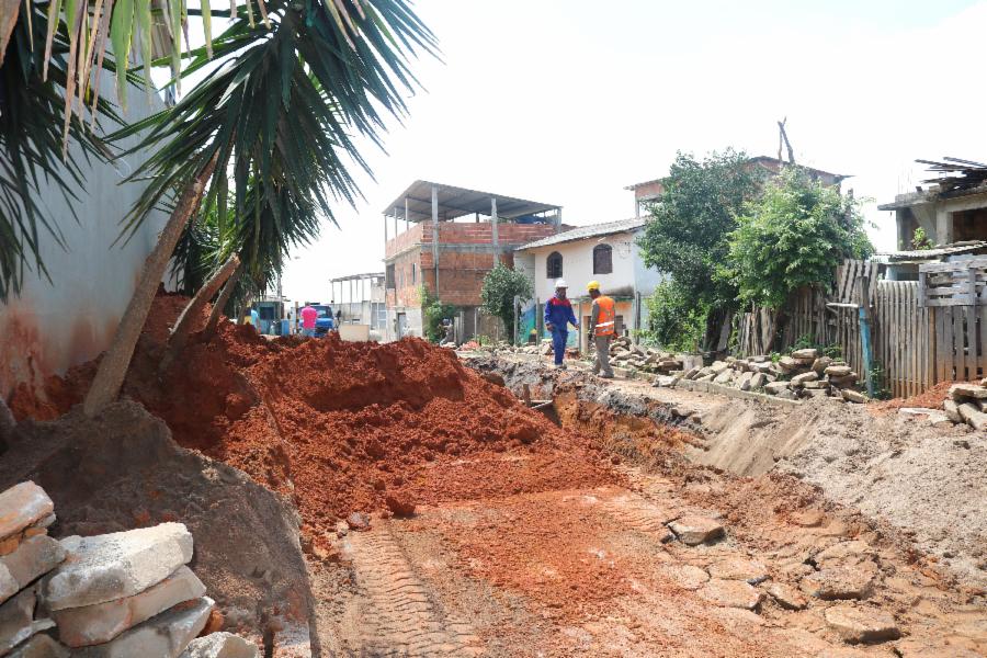 Continuam obras para pavimentação asfáltica em Canaã