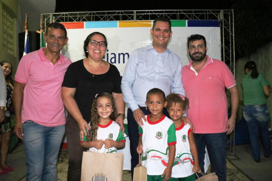 Alunos da Educação Infantil recebem uniformes