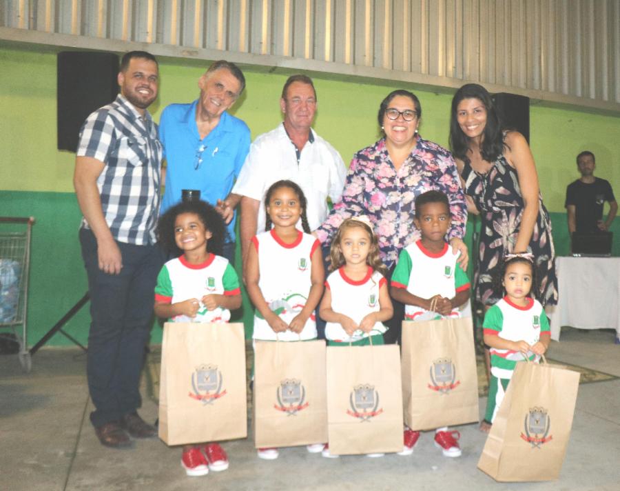 Alunos de Nova Bethânia e Canaã recebem novos uniformes