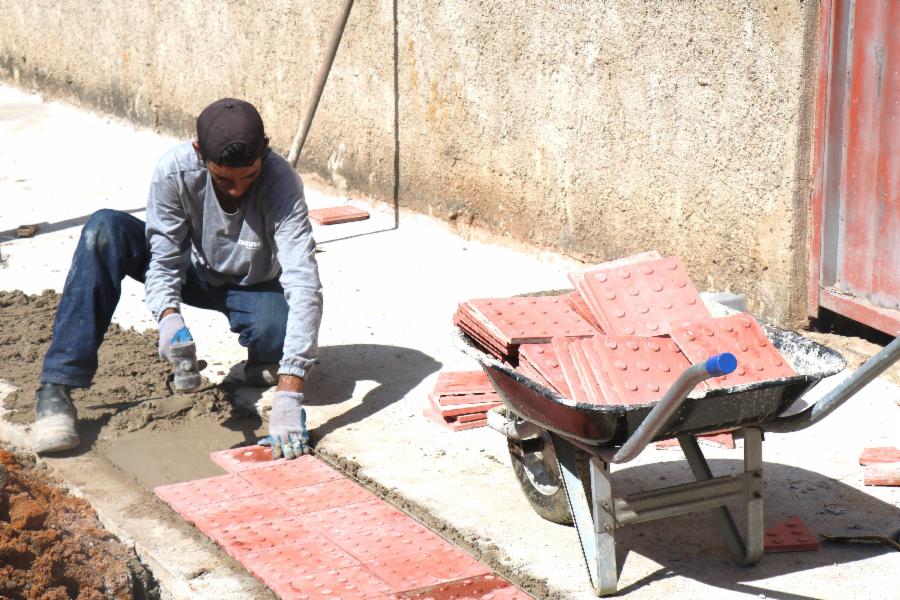 Seguem obras de calçada em Canaã