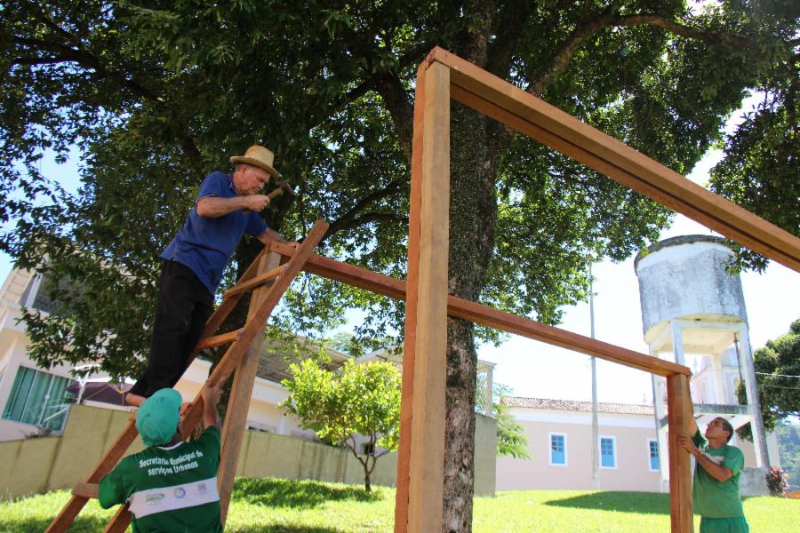 Palcos para encenação da Paixão de Cristo começam a ser montados