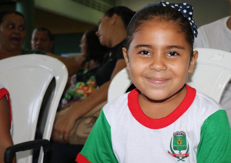 Alunos de Vila Bethânia recebem uniformes