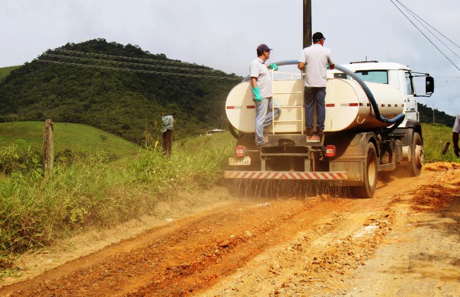 Estrada de Peixe Verde recebe melhoria com produto importado