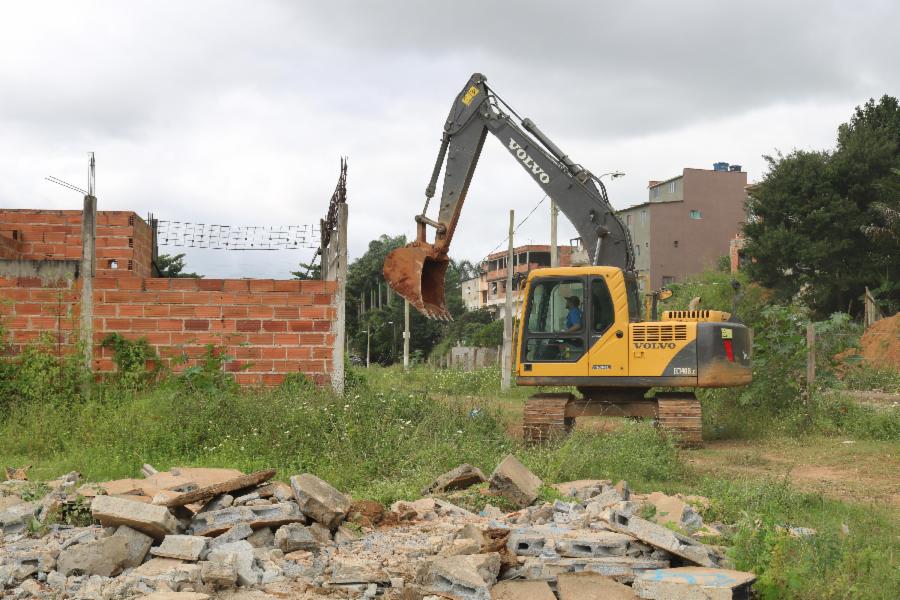 Prefeitura limpa área que receberá novo campo de Marcílio de Noronha