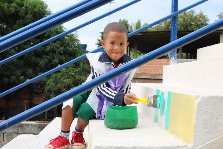 'Bairro de Todas as Cores' leva pintura para escadaria de Industrial