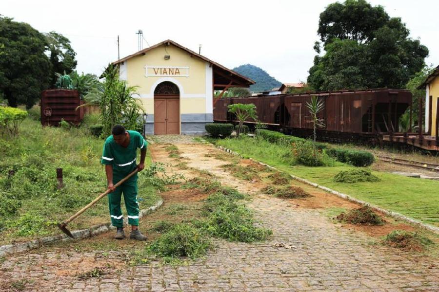 Serviços Urbanos realiza limpeza em Viana Sede