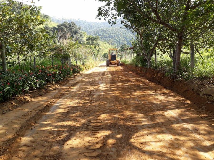 Serviços Urbanos realiza melhoria em estrada do Córrego da Mantega