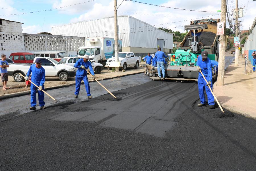 Rua Rio de Janeiro, em Areinha, recebe segunda camada de asfalto