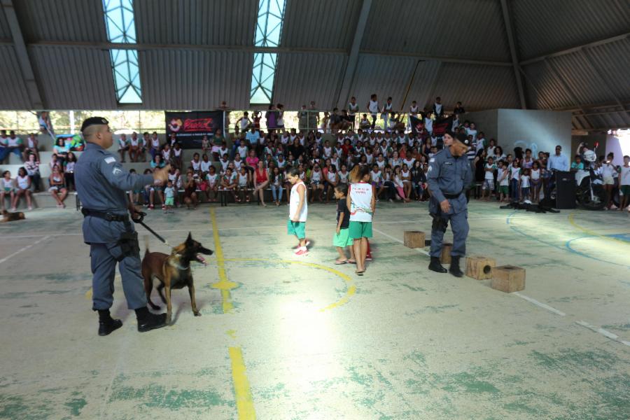 PM na escola: alunos conhecem recursos utilizados pela Corporação