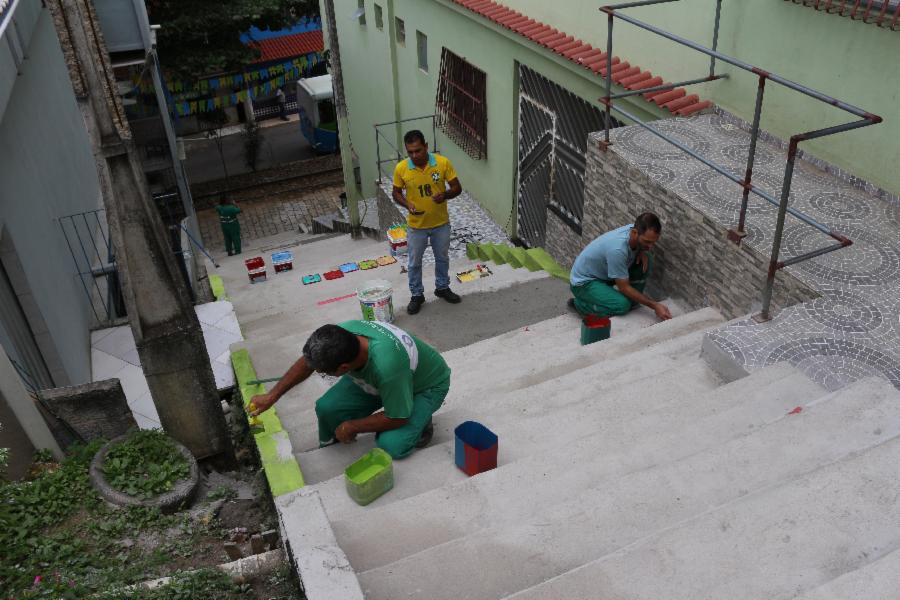 'Bairro de Todas as Cores' leva pintura para escadaria de Vila Bethânia