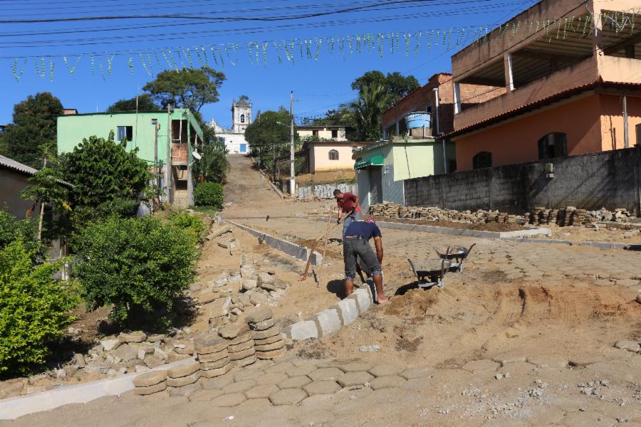 Ladeira de Araçatiba recebe meio fio