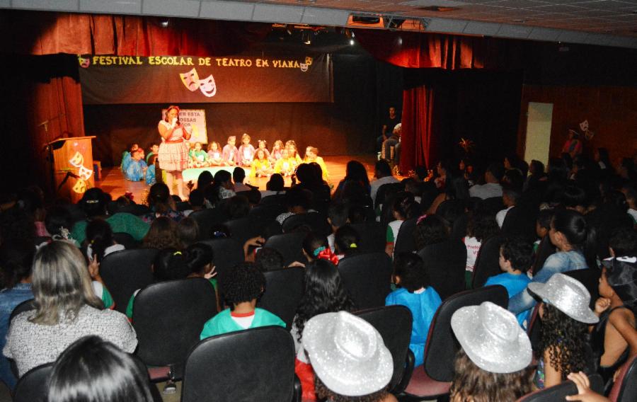 Alunos sobem ao palco do Teatro Municipal para o II Festival Escolar de Teatro