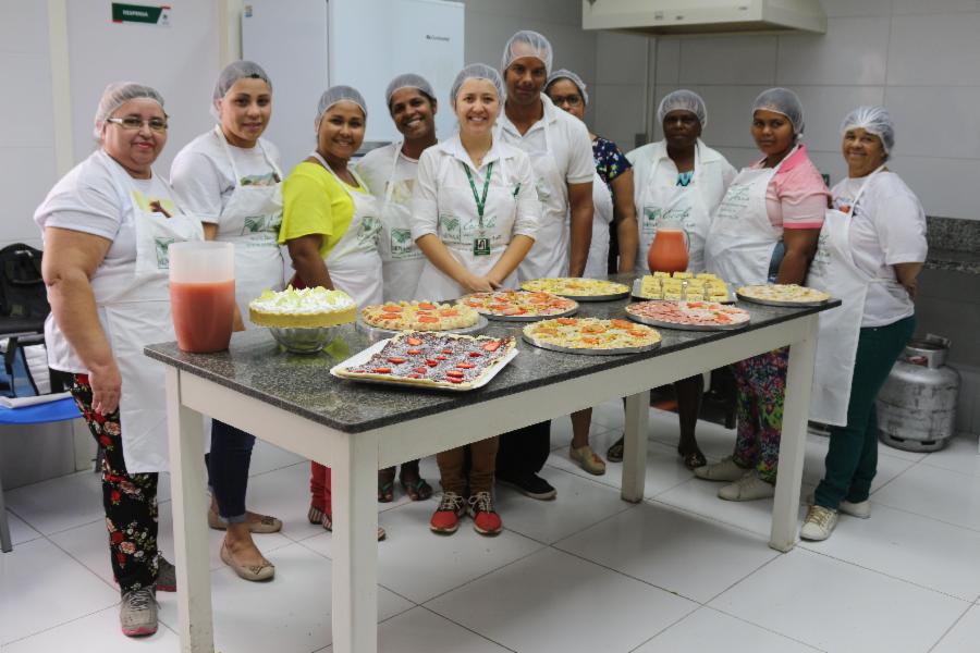 Mesa farta de pães e biscoitos e uma turma cheia de expectativas para o mercado de trabalho