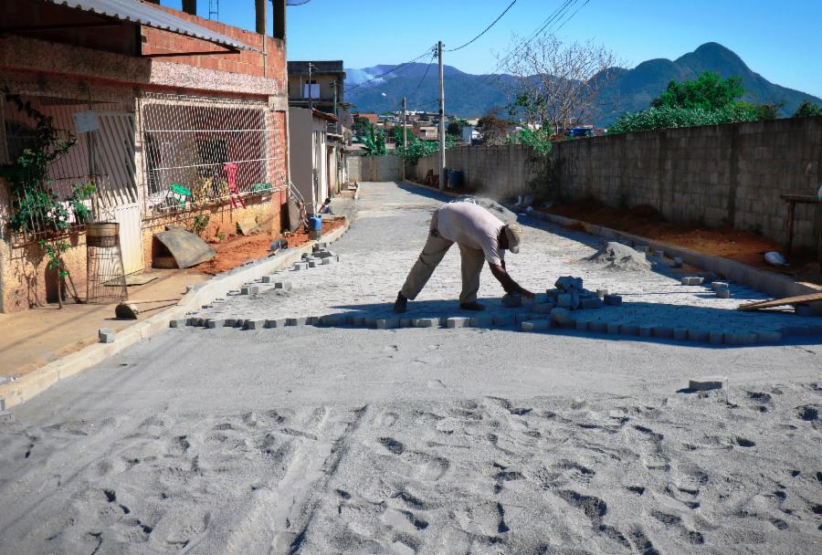 Ruas Acre e Paraná em Industrial começam a ser pavimentadas