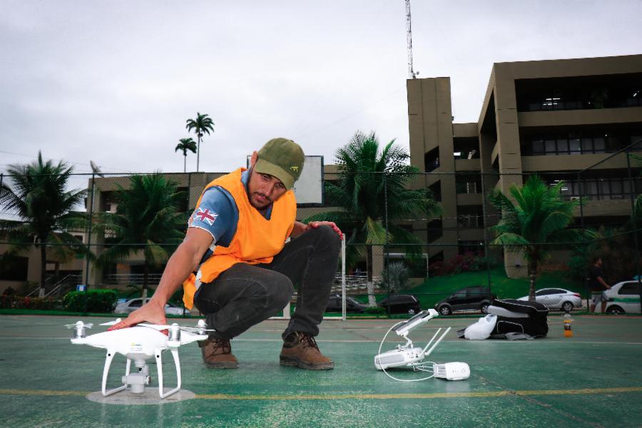 Equipe da Regularização Fundiária usa drone para capturar imagens de Viana