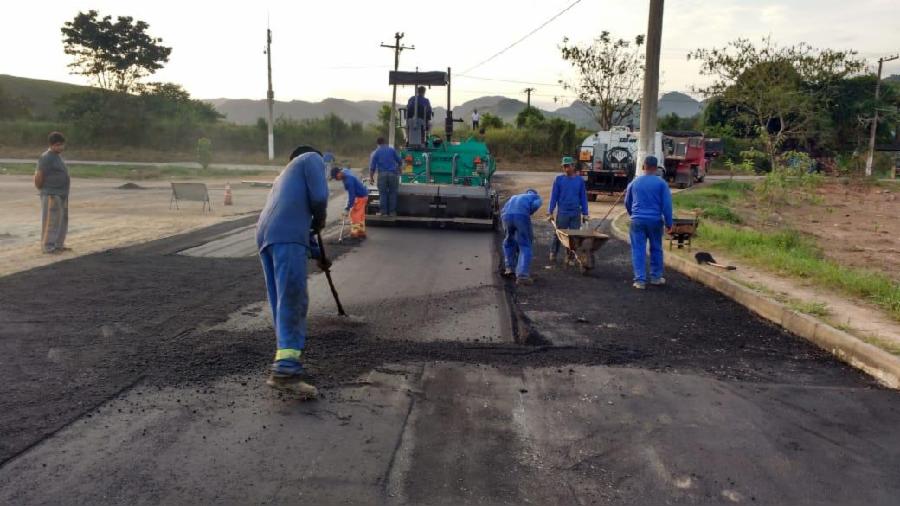 Rua da EMEF Padre Antunes Siqueira recebe pavimentação