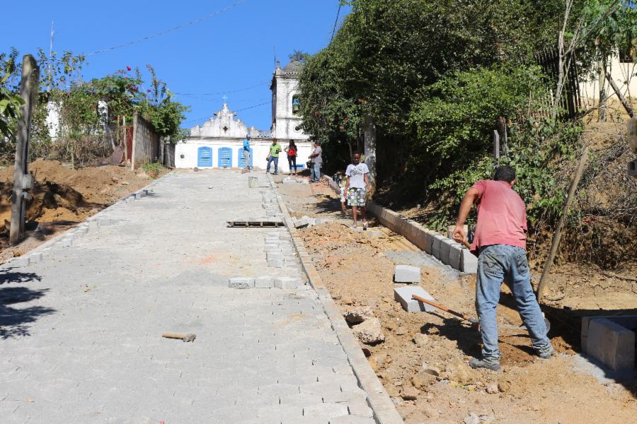 Calçamento da Ladeira de Araçatiba está na fase final