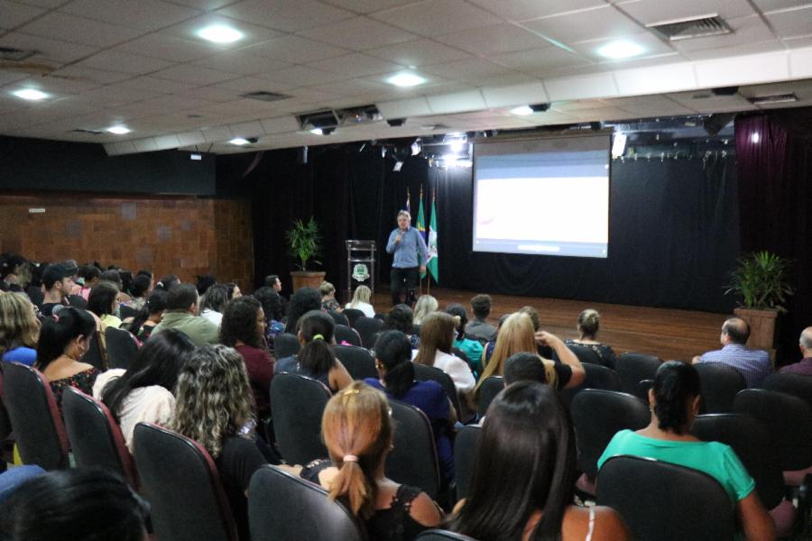 O cuidado com a própria saúde foi tema de palestra para profissionais da Saúde de Viana