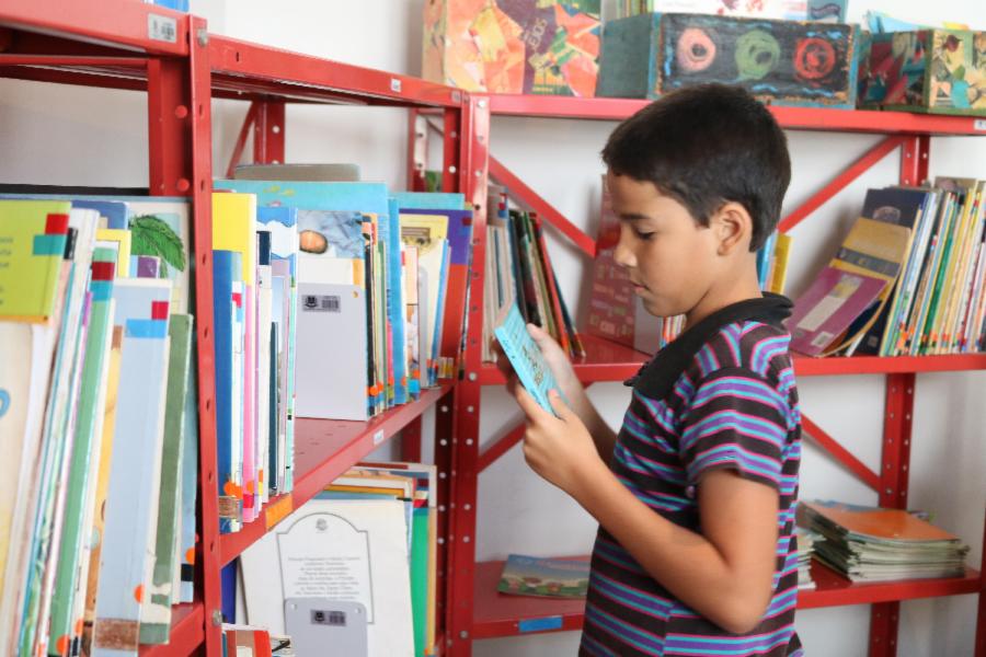 Crianças fazem uma viagem pelo mundo da leitura na Biblioteca Municipal