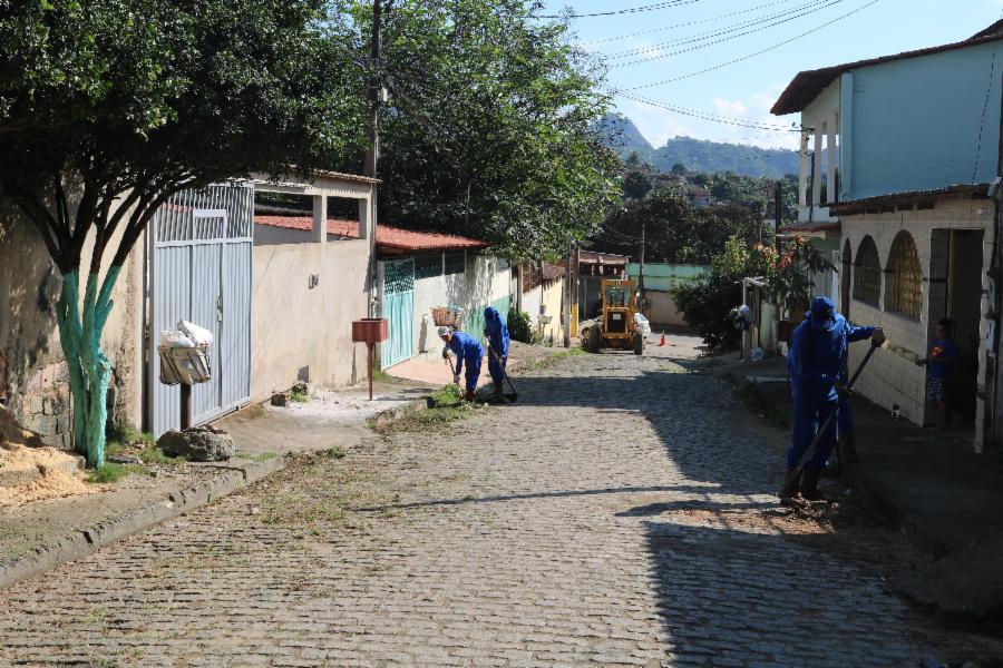 Começam ações de limpeza para pavimentação asfáltica da rua Poço de Caldas, em Marcílio II