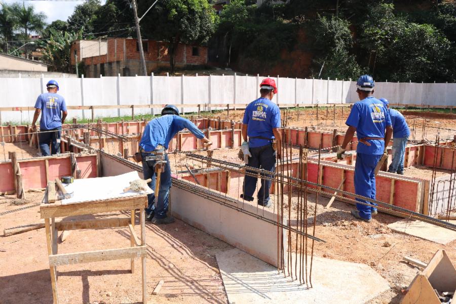 Equipes trabalham na fundação da Policlínica de Marcílio