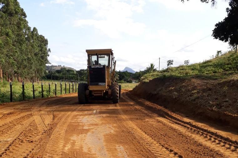 Estrada rural recebe melhorias para escoamento da produção de aipim em Camboapina