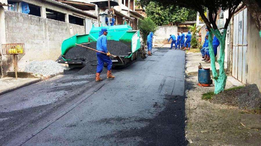 Rua Poços de Caldas recebe segunda camada de asfalto